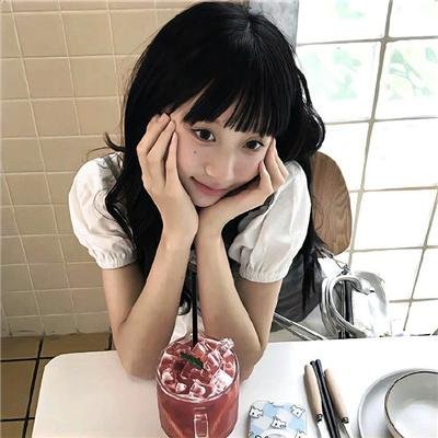 裸男歌唱